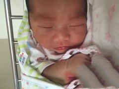 虽年过花甲，宝宝的降临却让他宛如新生